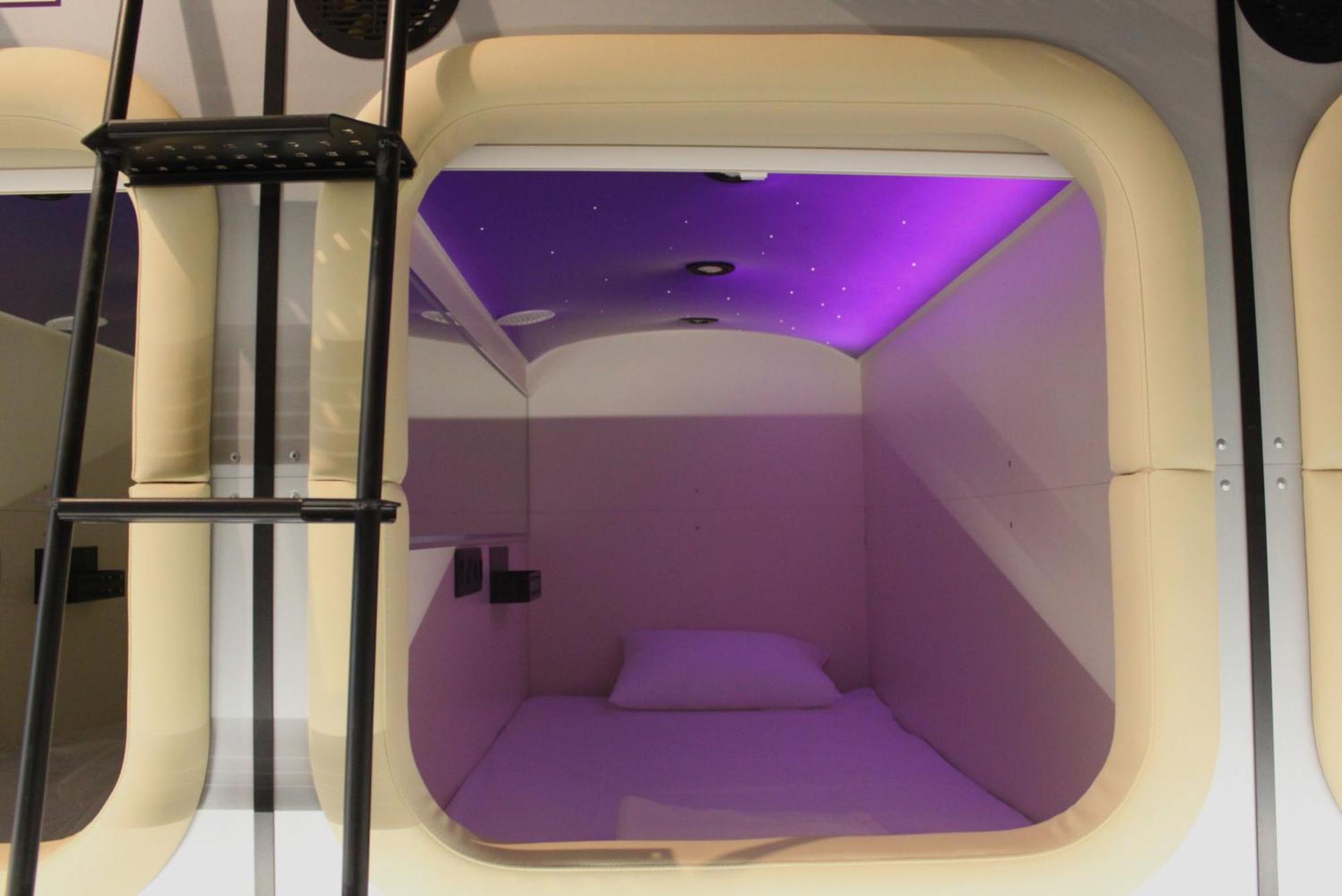 Av-3 Capsule Hotel キエフ エクステリア 写真