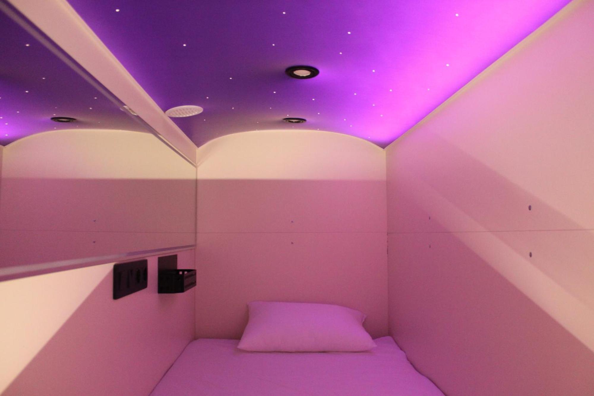 Av-3 Capsule Hotel キエフ エクステリア 写真