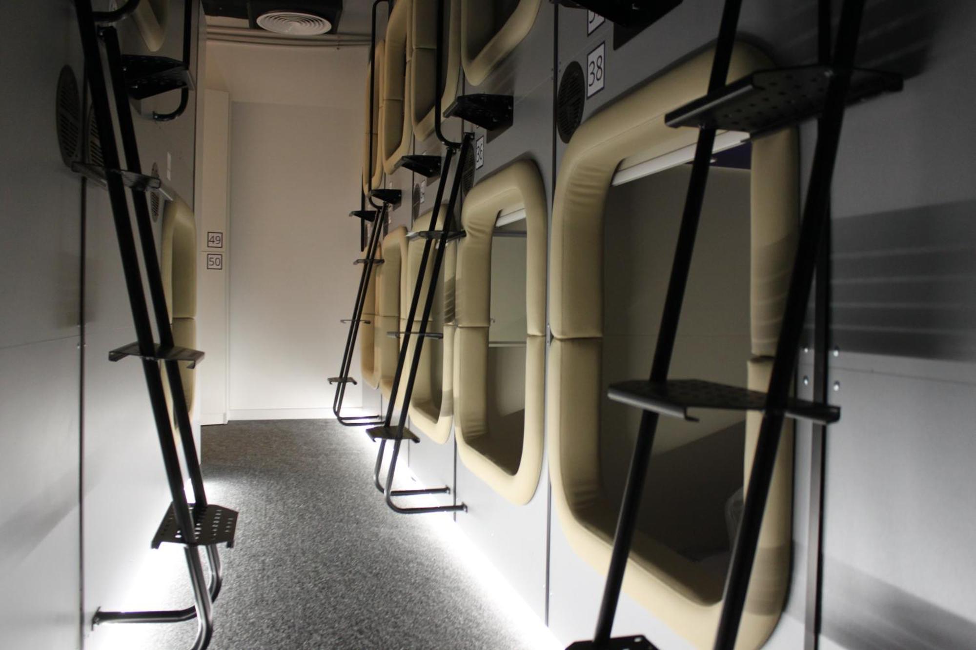 Av-3 Capsule Hotel キエフ エクステリア 写真